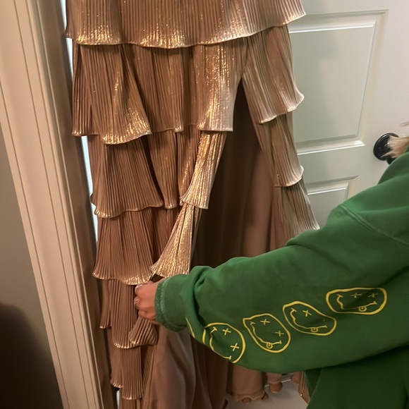 Beautiful one shoulder formal dress with slot never worn size 2 - Picture 2 of 2